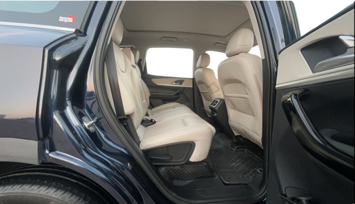 2022 Mahindra XUV700 AX 7 LUXURY P AT 7 STR, Petrol, Automatic, 44,614 km, Right Side Rear Door Cabin