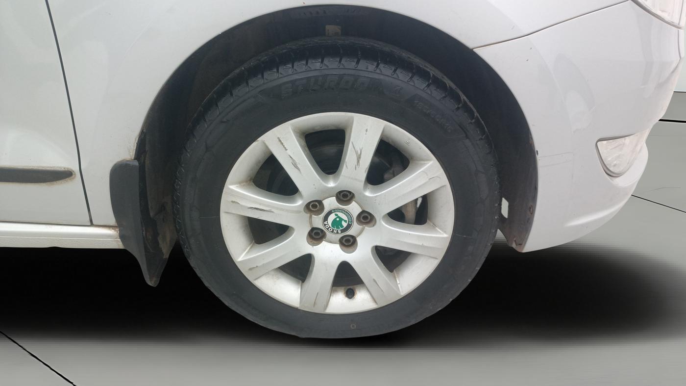 2013 Skoda Rapid AMBITION 1.6 MPI MT, Petrol, Manual, 34,801 km, Right Front Wheel