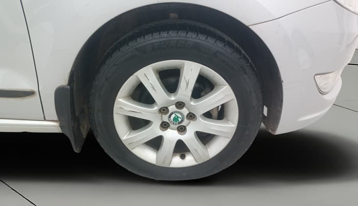 2013 Skoda Rapid AMBITION 1.6 MPI MT, Petrol, Manual, 34,801 km, Right Front Wheel