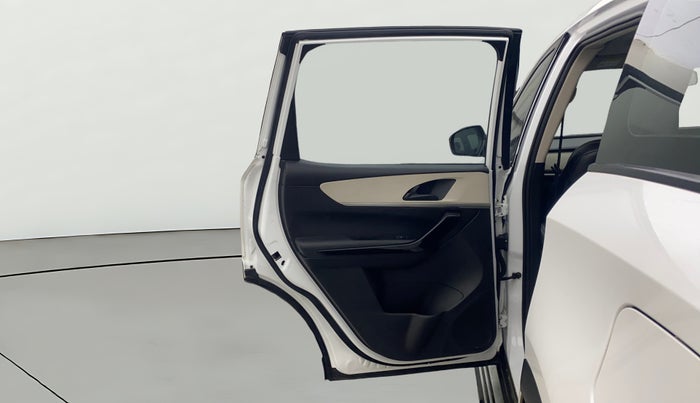 2022 Mahindra XUV700 AX 5 P MT 7 STR, Petrol, Manual, 65,429 km, LHS Rear Door