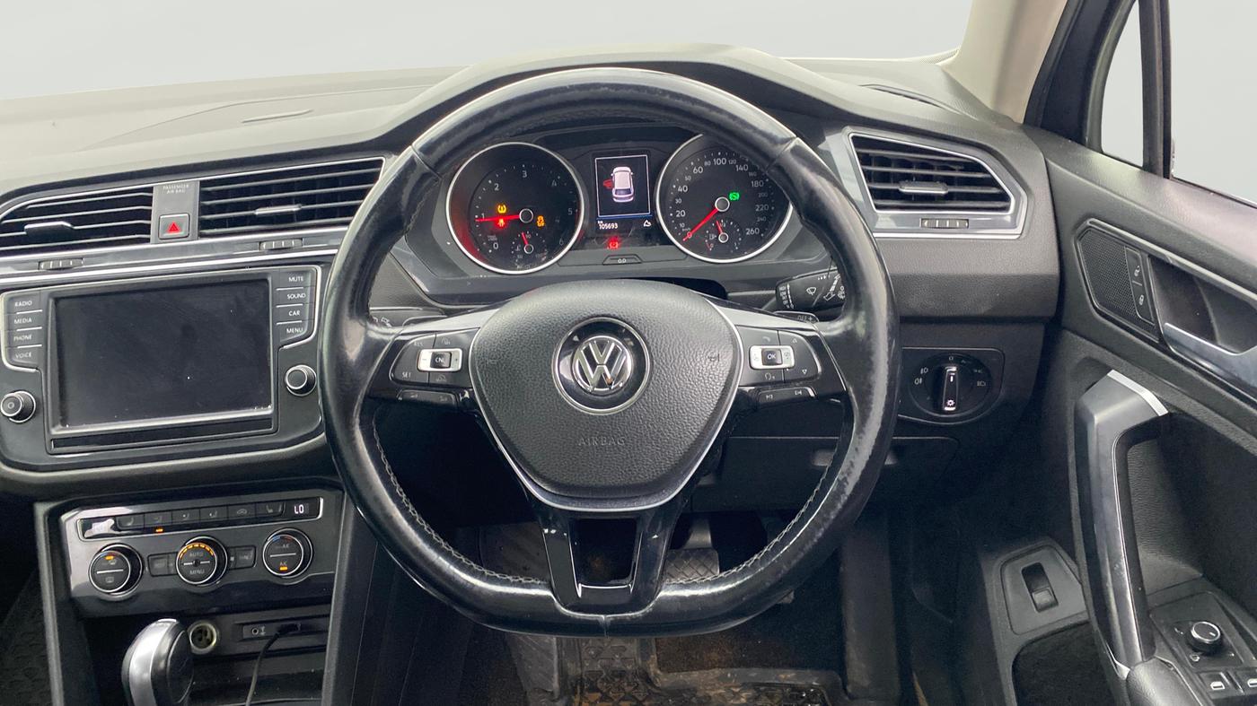 2017 Volkswagen TIGUAN HIGHLINE TDI AT, Diesel, Automatic, 1,05,693 km, Steering Wheel Close Up