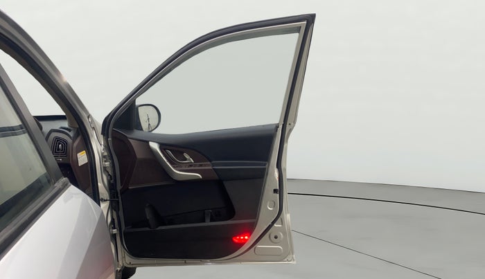 2014 Mahindra XUV500 W8, Diesel, Manual, 1,22,321 km, RHS Front Door