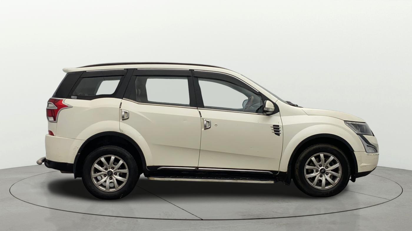 2020 Mahindra XUV500 W9, Diesel, Manual, 1,11,960 km, Right Side View