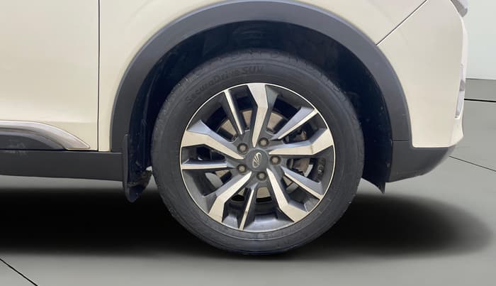 2021 Mahindra XUV300 W8 (O) 1.5 DIESEL, Diesel, Manual, 1,20,642 km, Right Front Wheel