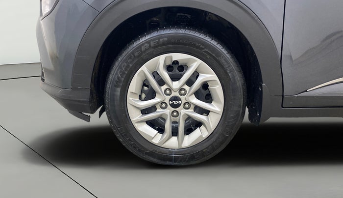 2022 KIA CARENS PRESTIGE 1.4 PETROL 7 STR, Petrol, Manual, 24,555 km, Left Front Wheel