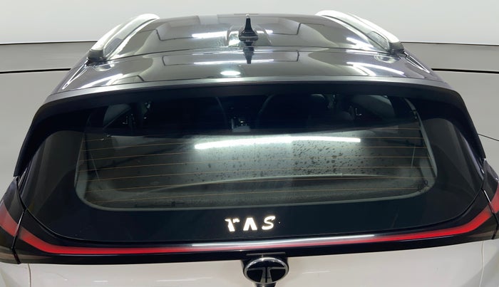 2024 Tata NEXON FEARLESS + SUNROOF AMT DUAL TONE 1.5 DIESEL, Diesel, Automatic, 39,493 km, Rear Windshield