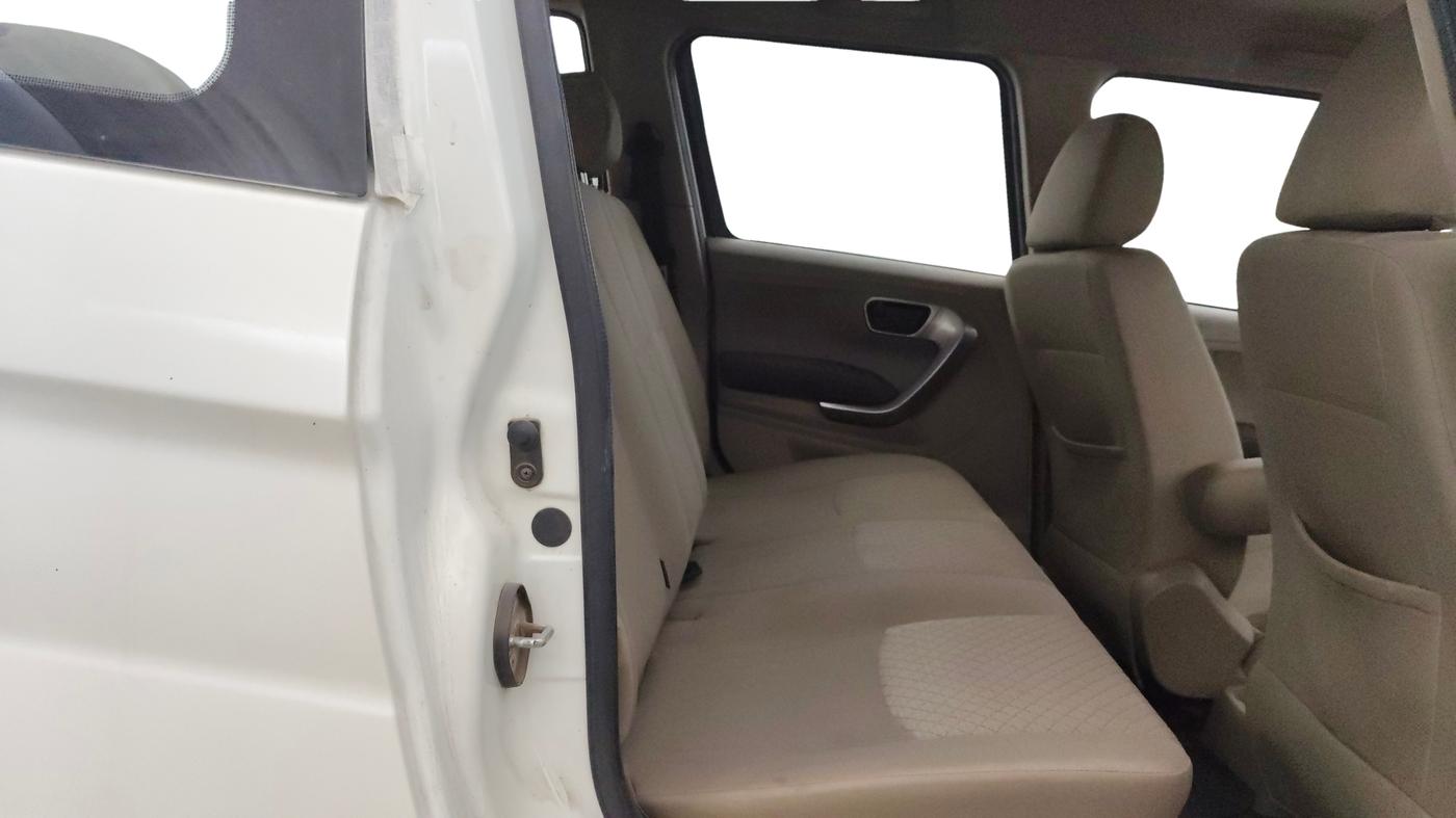 2019 Mahindra TUV300 T10, Diesel, Manual, 61,847 km, Right Side Rear Door Cabin