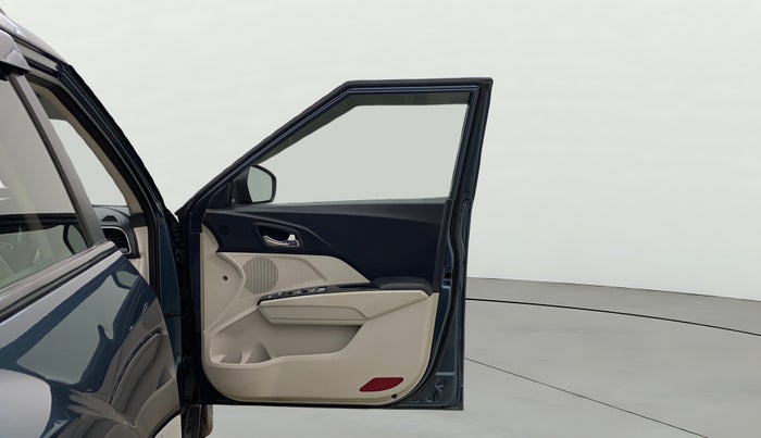 2021 Mahindra XUV300 W8 (O) 1.2 PETROL AMT, CNG, Automatic, 39,619 km, RHS Front Door
