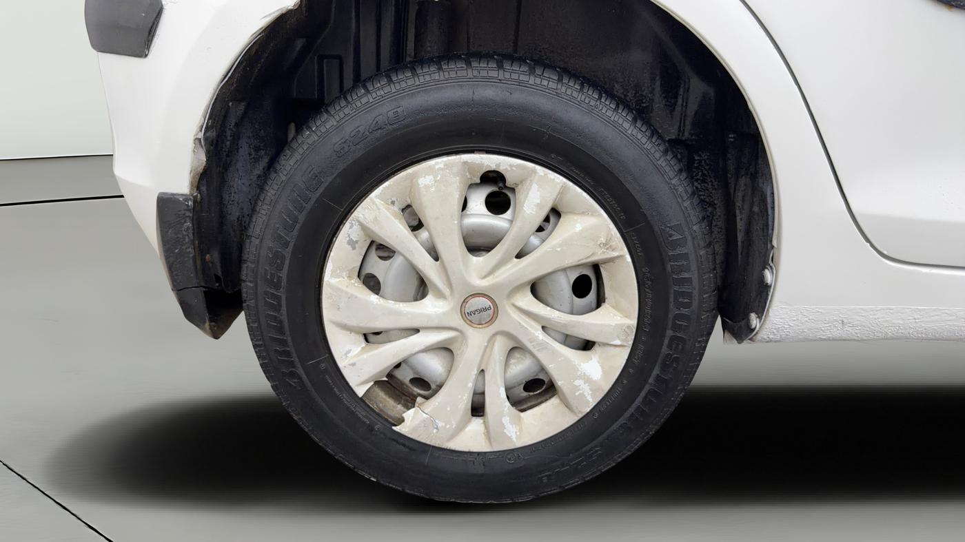 2015 Maruti Swift LXI (O), Petrol, Manual, 59,953 km, Right Rear Wheel