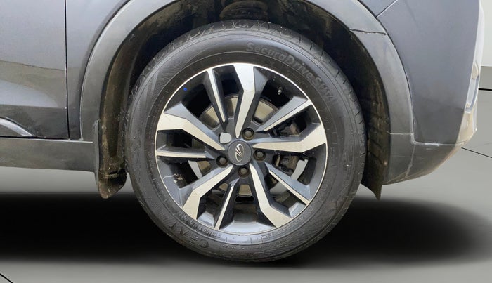 2020 Mahindra XUV300 W8 (O) 1.2 PETROL, Petrol, Manual, 1,04,286 km, Right Front Wheel