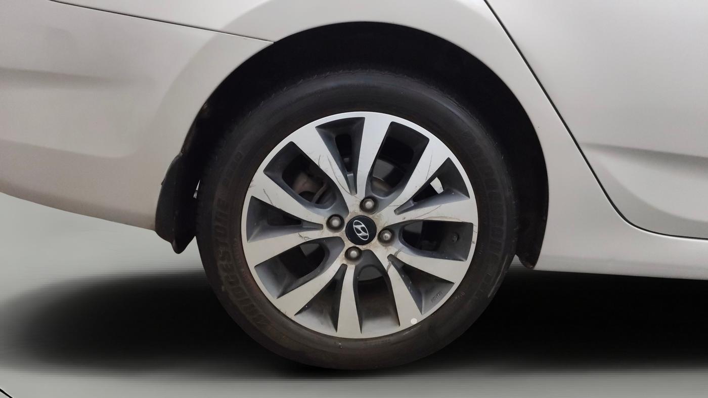 2014 Hyundai Verna FLUIDIC 1.6 CRDI SX OPT AT, Diesel, Automatic, 74,245 km, Right Rear Wheel
