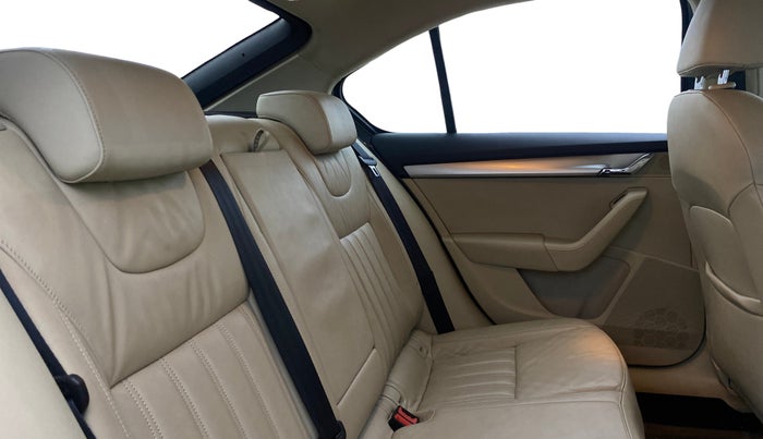 2017 Skoda Octavia STYLE 1.8 TSI AT, Petrol, Automatic, 92,155 km, Right Side Rear Door Cabin