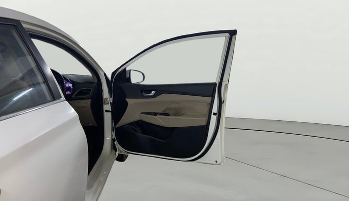 2018 Hyundai Verna 1.6 VTVT SX, Petrol, Manual, 75,728 km, RHS Front Door