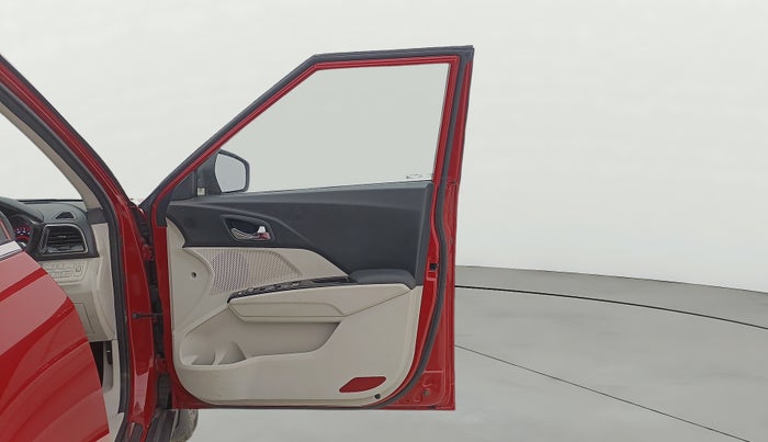 2022 Mahindra XUV300 W8 (O) 1.2 PETROL AMT, Petrol, Automatic, 22,868 km, RHS Front Door