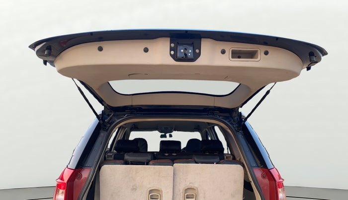 2016 Mahindra XUV500 W8, Diesel, Manual, 83,424 km, Boot Door Open