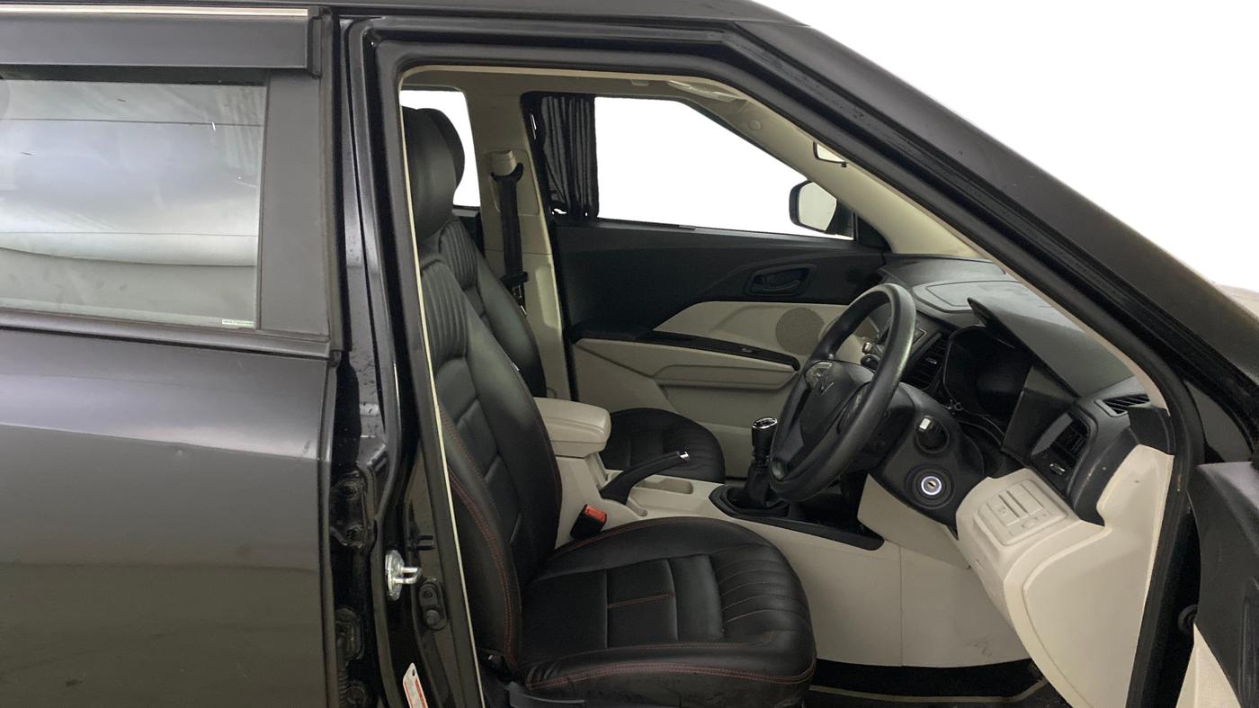 2023 Mahindra XUV300 W6 1.2 PETROL, Petrol, Manual, 25,335 km, Right Side Front Door Cabin