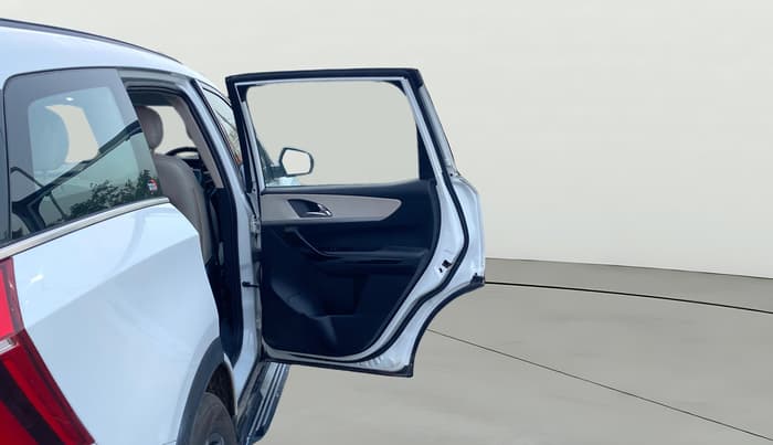 2021 Mahindra XUV700 AX 7 LUXURY D AT 7 STR, Diesel, Automatic, 77,604 km, RHS Rear Door