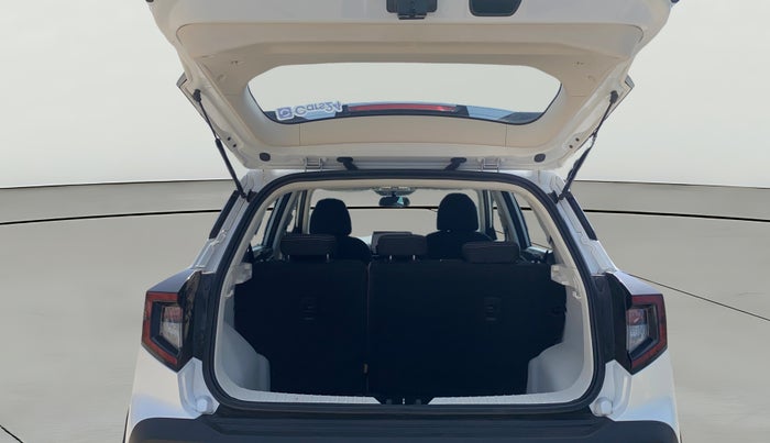 2024 Mahindra XUV 3XO AX5 1.2 L TCMPFI AT, Petrol, Automatic, 41,138 km, Boot Open Zoomed View