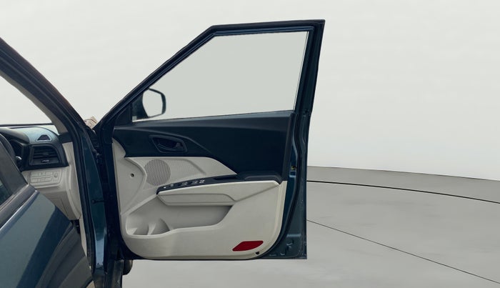 2023 Mahindra XUV300 W6 1.2 PETROL AMT, Petrol, Automatic, 16,670 km, RHS Front Door