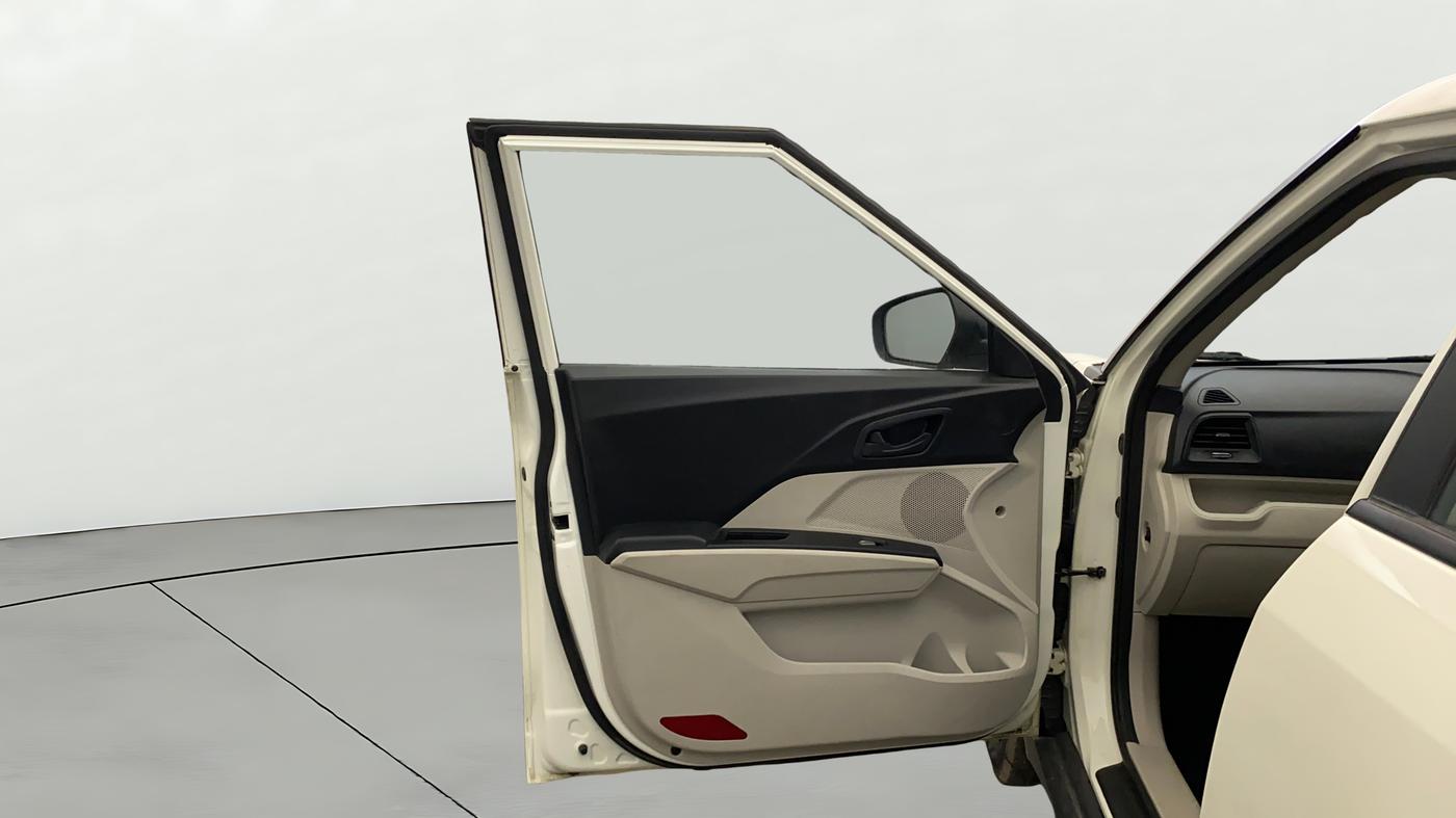 2022 Mahindra XUV300 W6 1.2 PETROL AMT, Petrol, Automatic, 35,457 km, LHS Front Door