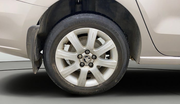 2013 Skoda Rapid AMBITION 1.6 TDI CR MT, Diesel, Manual, 1,14,039 km, Right Rear Wheel