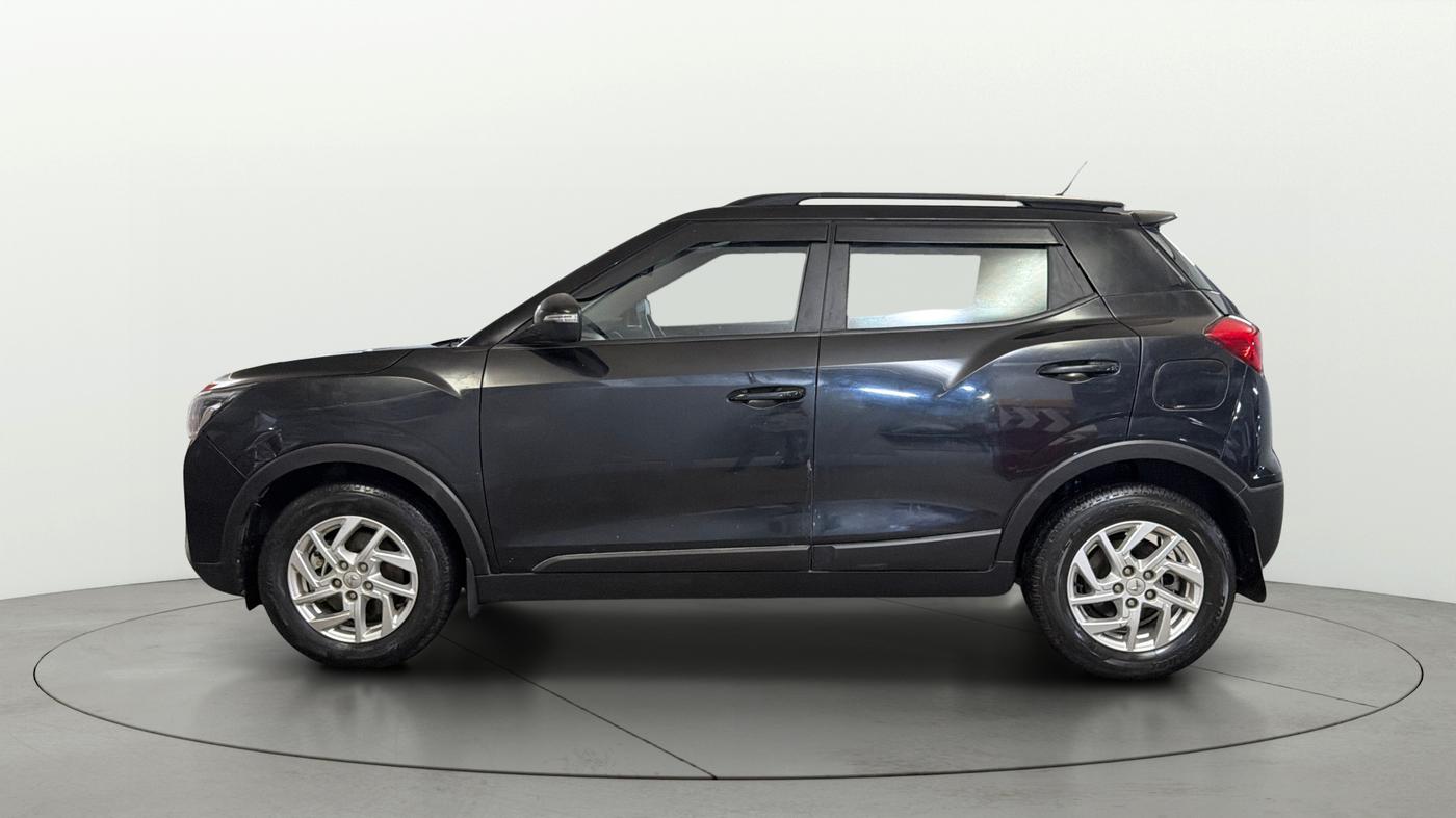 2023 Mahindra XUV300 W8 1.2 PETROL, Petrol, Manual, 29,060 km, Left Side