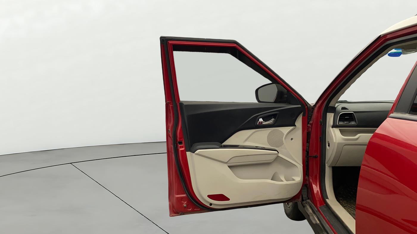 2022 Mahindra XUV300 W8 (O) 1.2 PETROL AMT DUAL TONE, Petrol, Automatic, 29,845 km, LHS Front Door