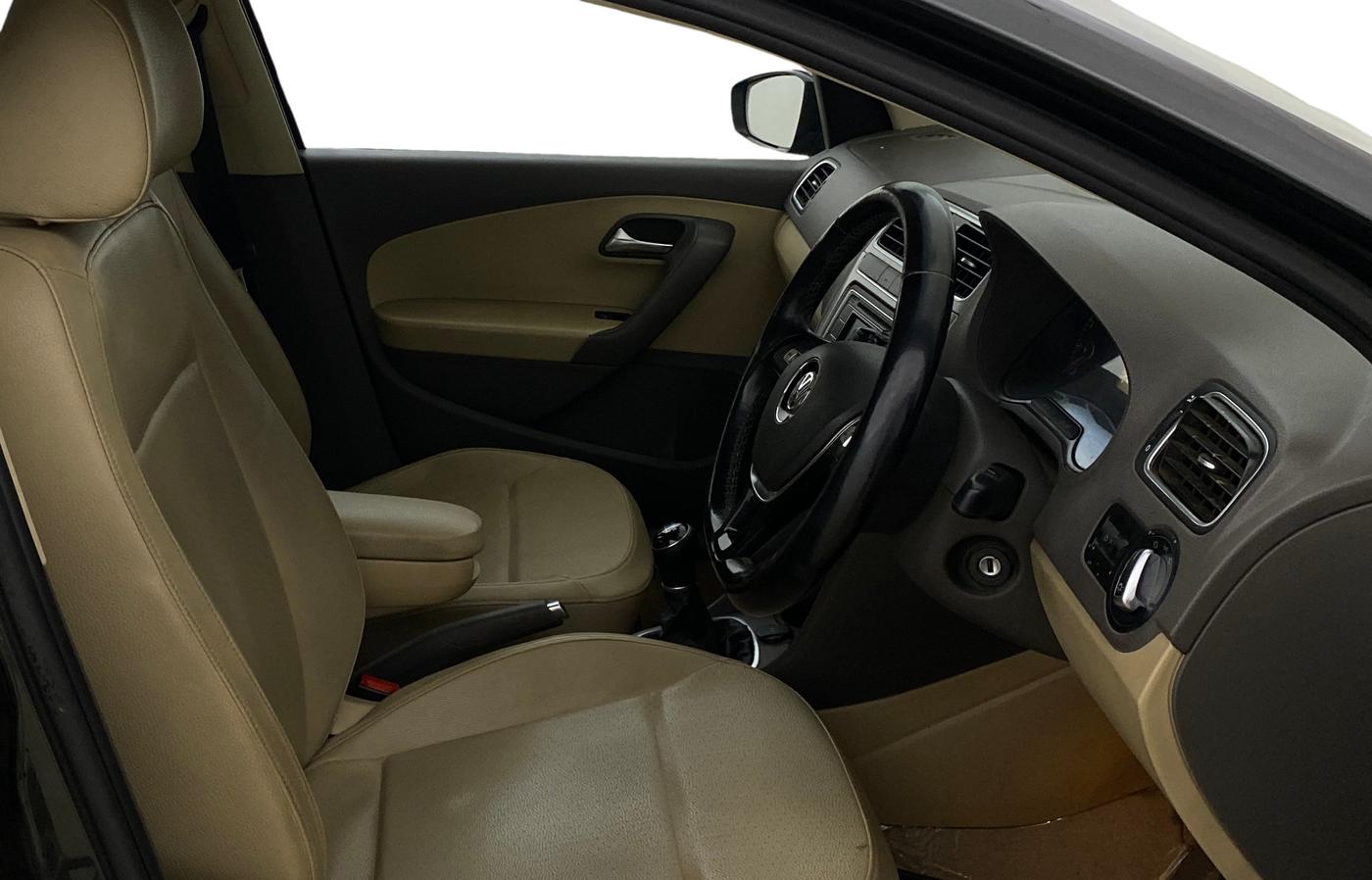 2015 Volkswagen Vento HIGHLINE 1.6 MPI, Petrol, Manual, 78,662 km, Right Side Front Door Cabin