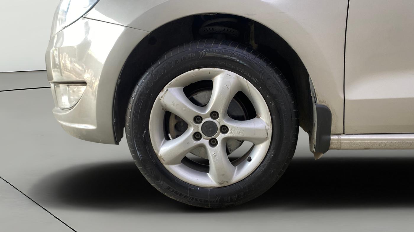 2014 Skoda Rapid 1.6 MPI AMBITION PLUS AT, Petrol, Automatic, 62,551 km, Left Front Wheel