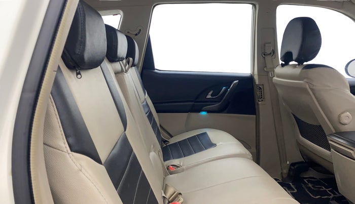 2015 Mahindra XUV500 W6, Diesel, Manual, 1,24,192 km, Right Side Rear Door Cabin