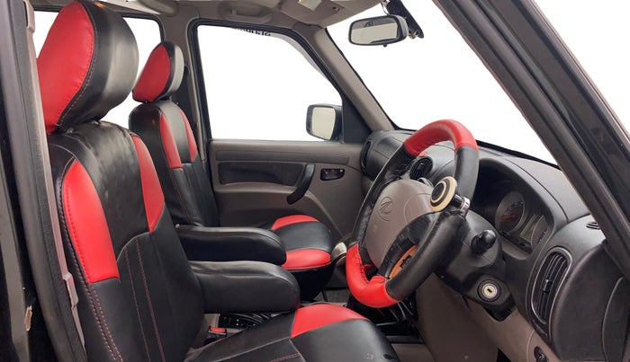 2013 Mahindra Scorpio VLX 2WD AIRBAG, Diesel, Manual, 1,44,881 km, Right Side Front Door Cabin
