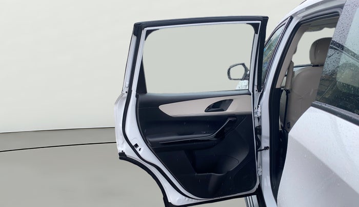 2022 Mahindra XUV700 AX 5 D AT 5 STR, Diesel, Automatic, 31,102 km, LHS Rear Door
