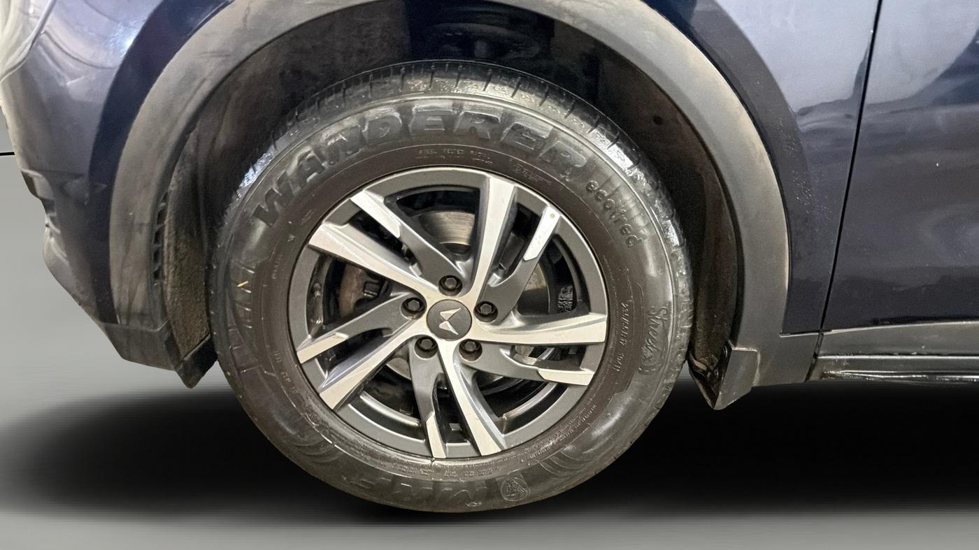 2022 Mahindra XUV700 AX 5 P AT 5 STR, Petrol, Automatic, 53,521 km, Left Front Wheel