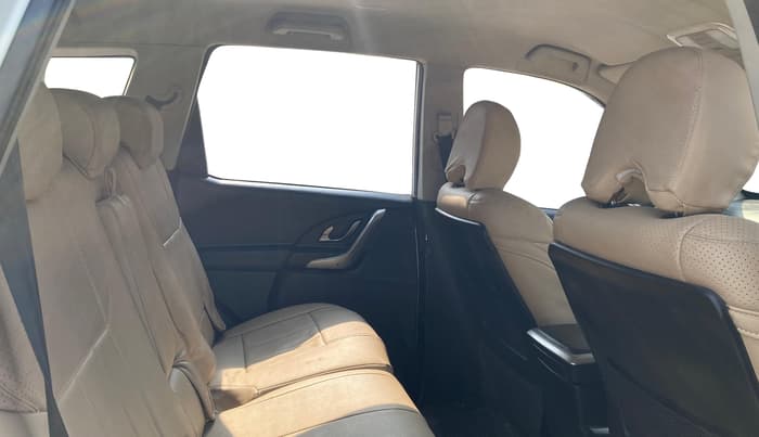2018 Mahindra XUV500 W7, Diesel, Manual, 1,03,059 km, Right Side Rear Door Cabin