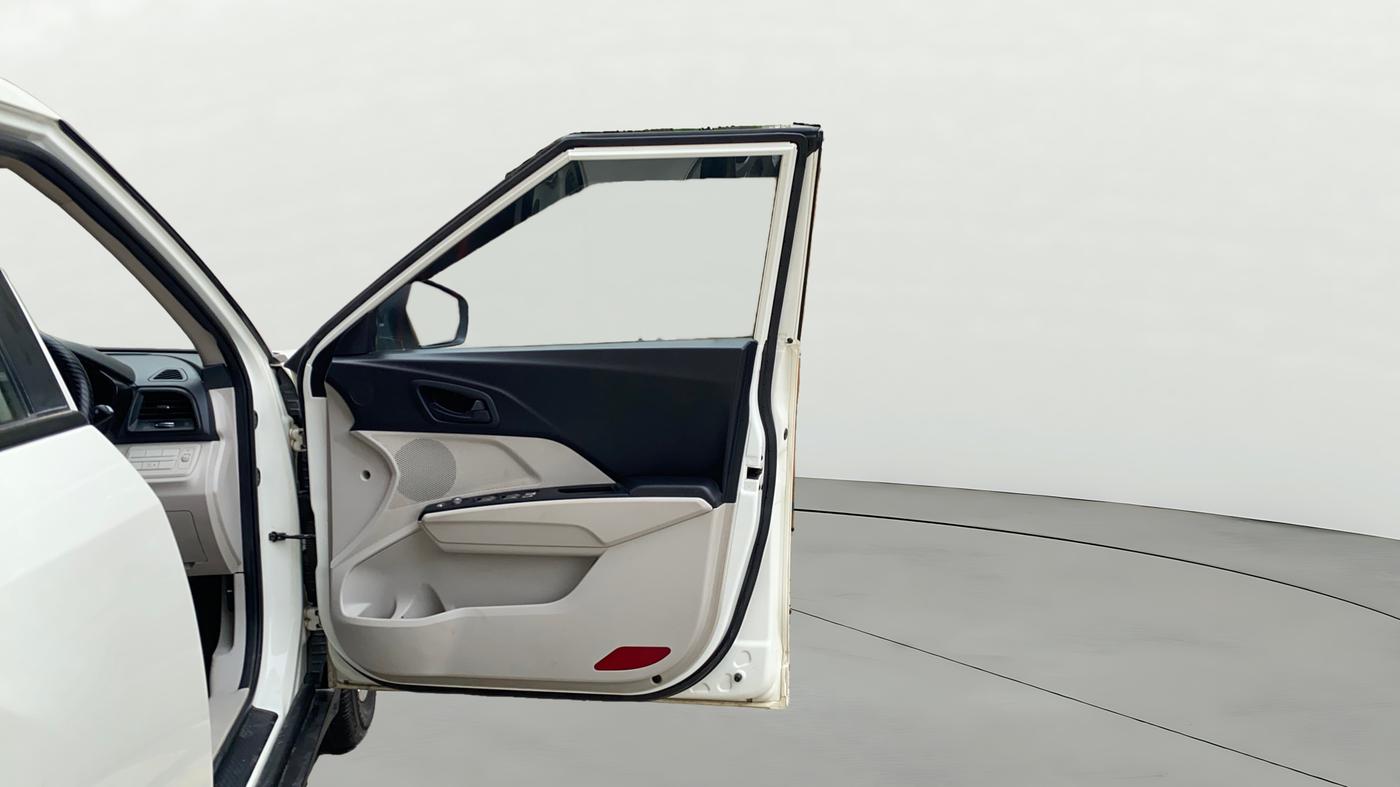2022 Mahindra XUV300 W6 1.5 Sunroof Diesel, Diesel, Manual, 73,576 km, RHS Front Door