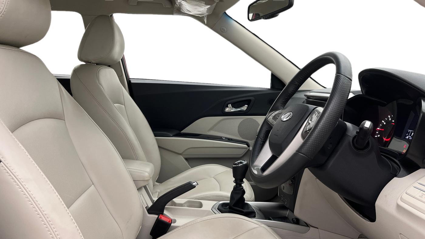 2022 Mahindra XUV300 W8 (O) 1.2 PETROL, Petrol, Manual, 20,984 km, Right Side Front Door Cabin