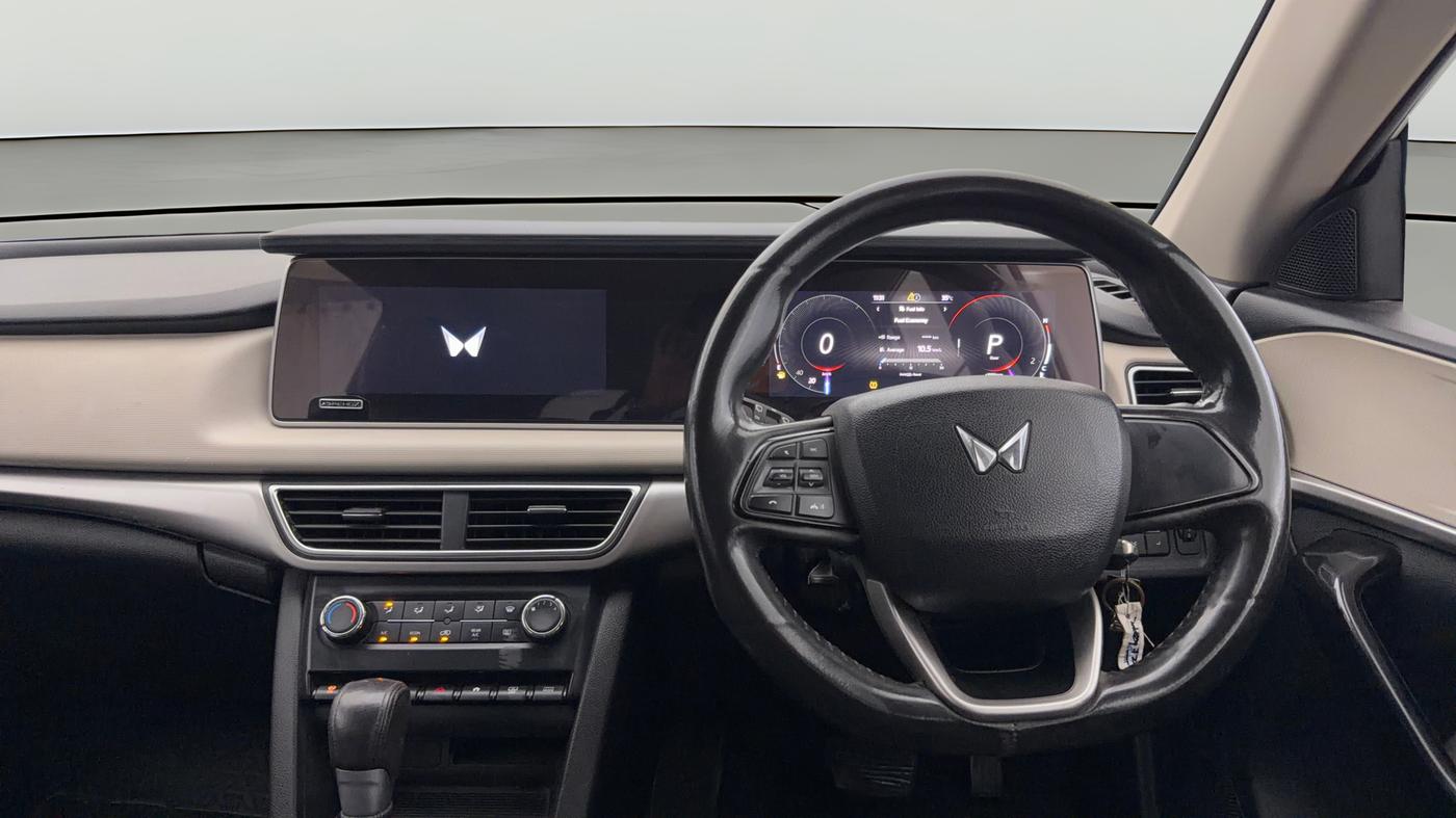 2023 Mahindra XUV700 AX 5 D AT 7 STR, Diesel, Automatic, 98,755 km, Steering Wheel Close Up