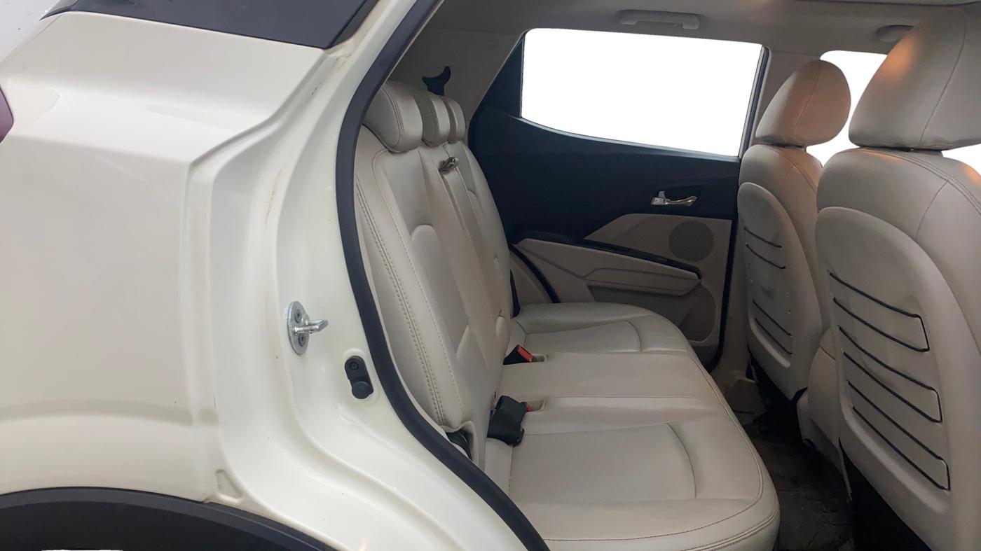 2021 Mahindra XUV300 W8 (O) 1.5 DIESEL AMT, Diesel, Automatic, 1,23,050 km, Right Side Rear Door Cabin