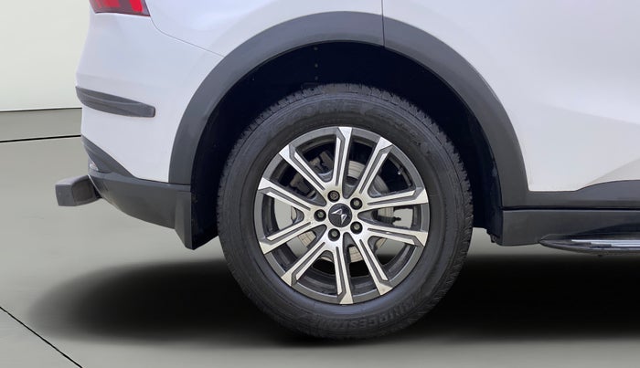 2024 Mahindra XUV700 AX 7 LUXURY P AT 7 STR, Petrol, Automatic, 24,946 km, Right Rear Wheel