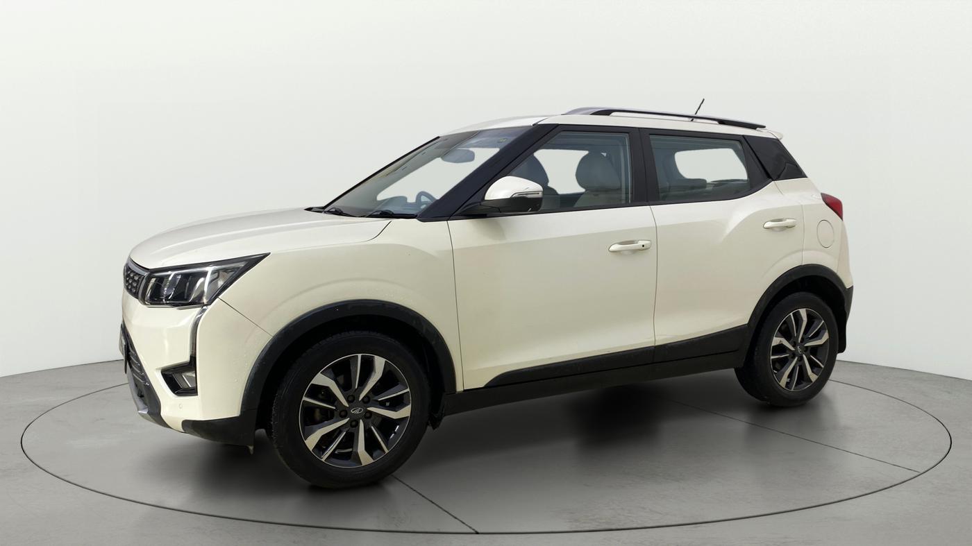 2019 Mahindra XUV300 W8 (O) 1.5 DIESEL AMT, Diesel, Automatic, 1,40,621 km, Left Front Diagonal