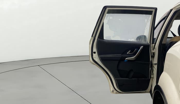 2021 Mahindra XUV500 W7 AT, Diesel, Automatic, 1,25,597 km, LHS Rear Door