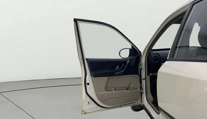 2017 Mahindra XUV500 W6, Diesel, Manual, 1,49,587 km, LHS Front Door