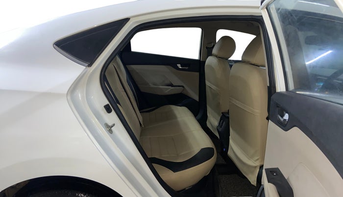 2018 Hyundai Verna 1.6 VTVT SX, Petrol, Manual, 75,728 km, Right Side Rear Door Cabin