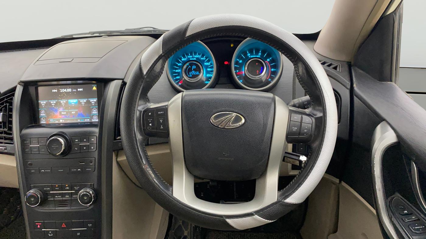 2016 Mahindra XUV500 W10 AT, Diesel, Automatic, 1,22,669 km, Steering Wheel Close Up