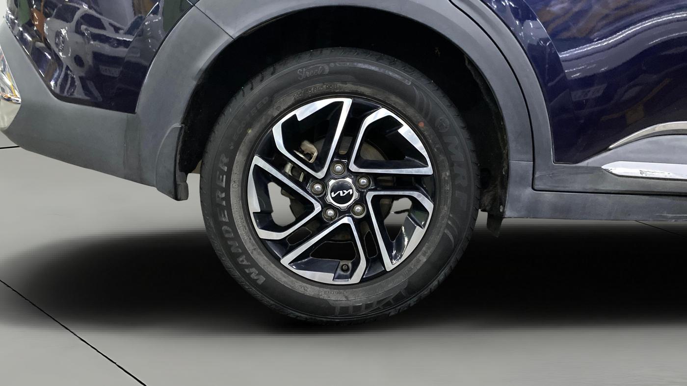 2022 KIA CARENS LUXURY PLUS 1.4 PETROL 7 STR, Petrol, Manual, 42,324 km, Right Rear Wheel