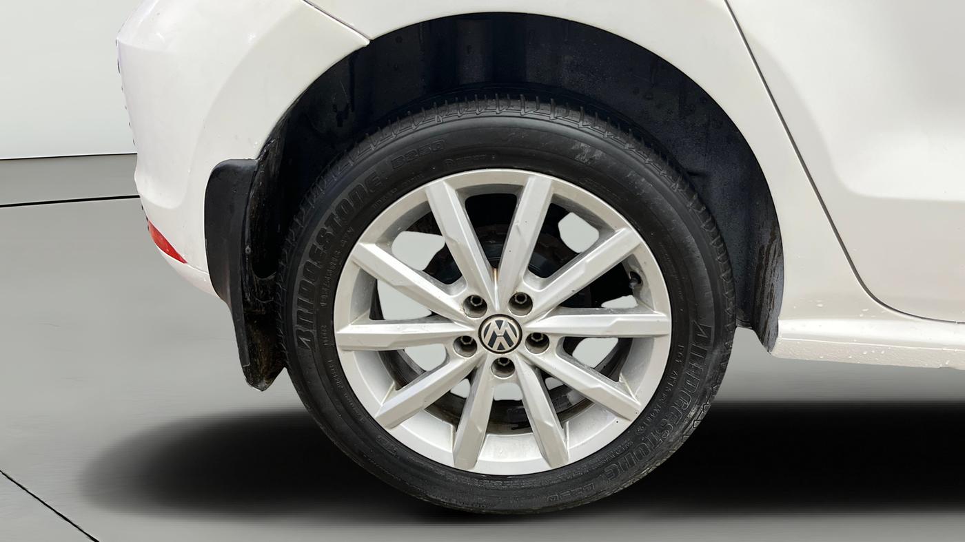 2017 Volkswagen Polo HIGHLINE PLUS 1.2(16 ALLOY, Petrol, Manual, 1,00,384 km, Right Rear Wheel