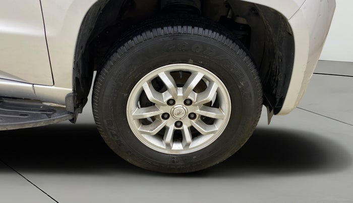 2017 Mahindra TUV300 T8, Diesel, Manual, 1,25,322 km, Right Front Wheel