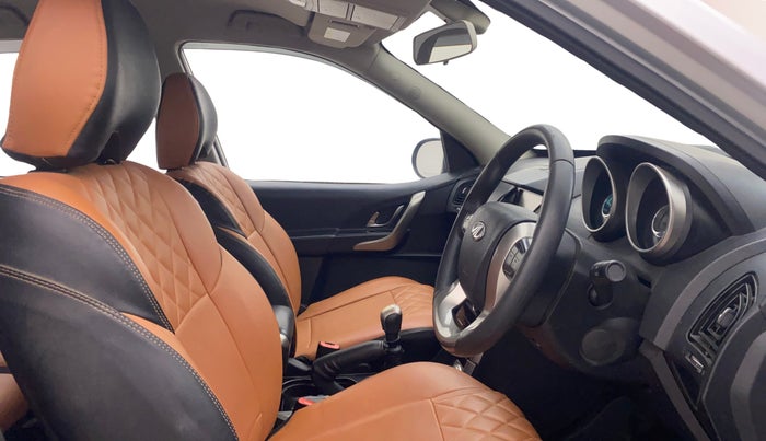 2018 Mahindra XUV500 W7, Diesel, Manual, 90,668 km, Right Side Front Door Cabin