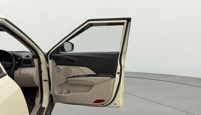 2023 Mahindra XUV300 W6 1.5 Diesel, Diesel, Manual, 44,358 km, RHS Front Door