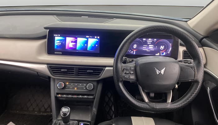 2022 Mahindra XUV700 AX 5 P MT 5 STR, Petrol, Manual, 46,675 km, Steering Wheel Close Up